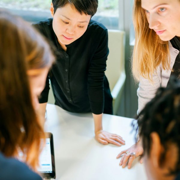 Menschen stehen um einen Tisch